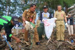 Hari Peduli Sampah Nasional, BKSDA Kalsel Bersihkan TWA Pelaihari